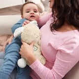 Mattel Soothe og Settle-plyskanin legetøj til babyer og tilpasselig lydmaskine med bevægelser, Spilleur Legetøjskanin, Klingende, AA, Batterier inkluderet